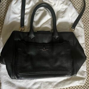 100% leather authentic Marc Jacobs bag. Very gently used and cared for.